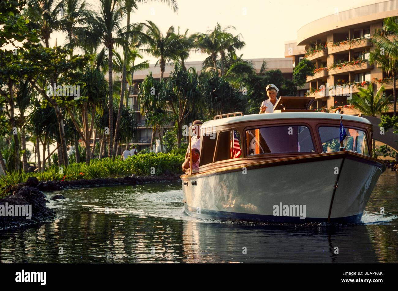 Les clients de l'hôtel sont transportés à travers le parc par des bateaux qui circulent sur des pistes sous le niveau de l'eau dans un hôtel haut de gamme sur l'île de Maui, Hawaï, États-Unis Banque D'Images