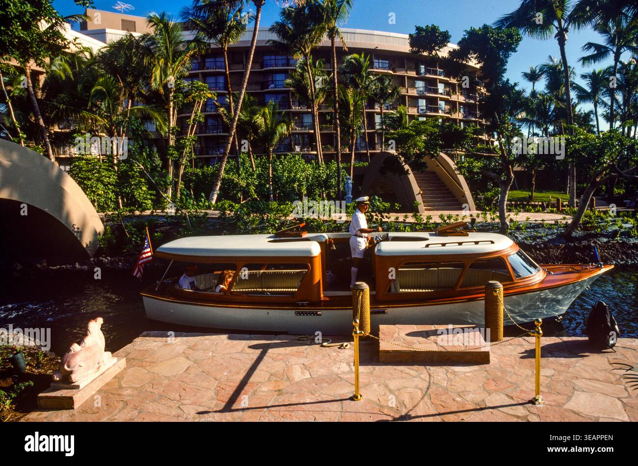 Les clients de l'hôtel sont transportés à travers le parc par des bateaux qui circulent sur des pistes sous le niveau de l'eau dans un hôtel haut de gamme sur l'île de Maui, Hawaï, États-Unis Banque D'Images