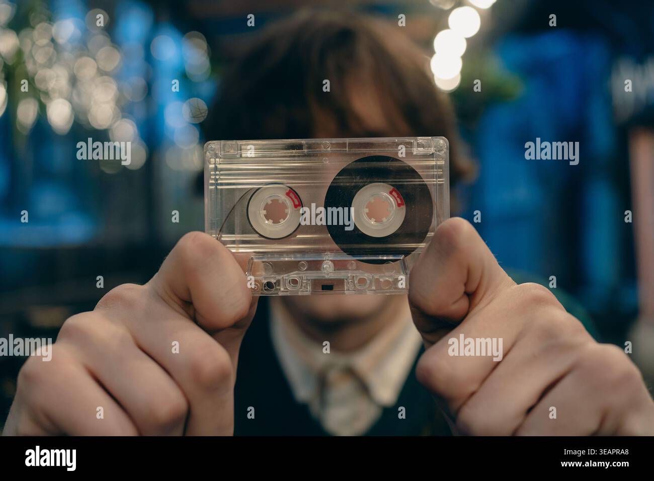 Cassette détox numérique claire présentée à la caméra, symbolisant le renouveau des médias physiques, la mémoire musicale, la culture sonore analogique et la technologie rétro à l'ère du streaming. Banque D'Images