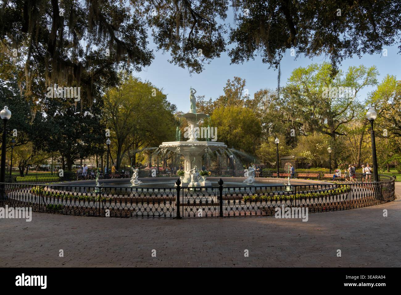 Savannah, États-Unis - 11 mars 2026 : vue sur la fontaine historique de Forsyth Park dans le centre-ville de Savannah Banque D'Images