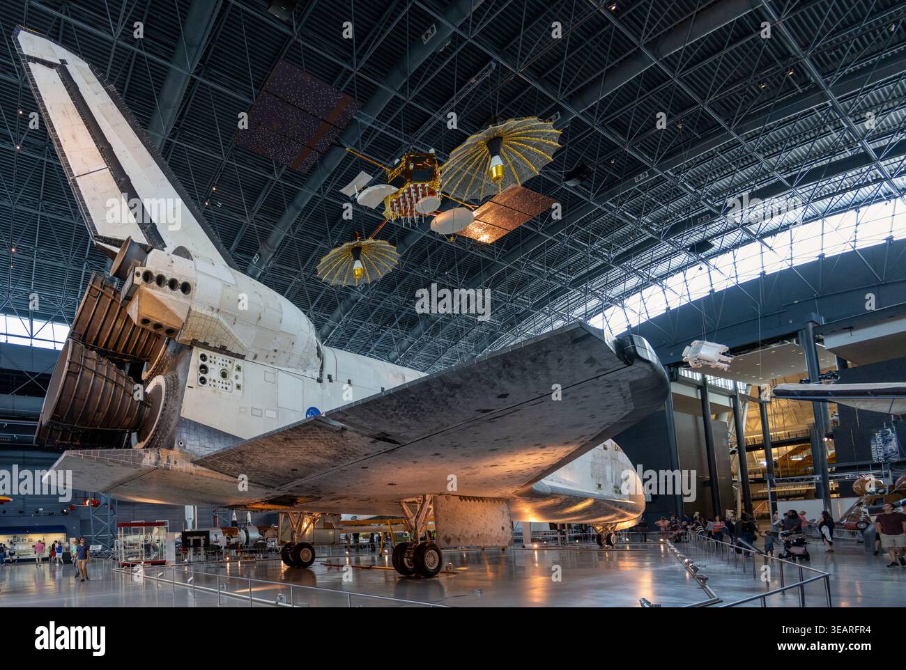 Chantilly, va - 06 juin 24 : vue de dessous de la navette spatiale Discovery exposée à l'intérieur au Steven F. Udvar-Hazy Center à Chantilly, Virginie, États-Unis Banque D'Images