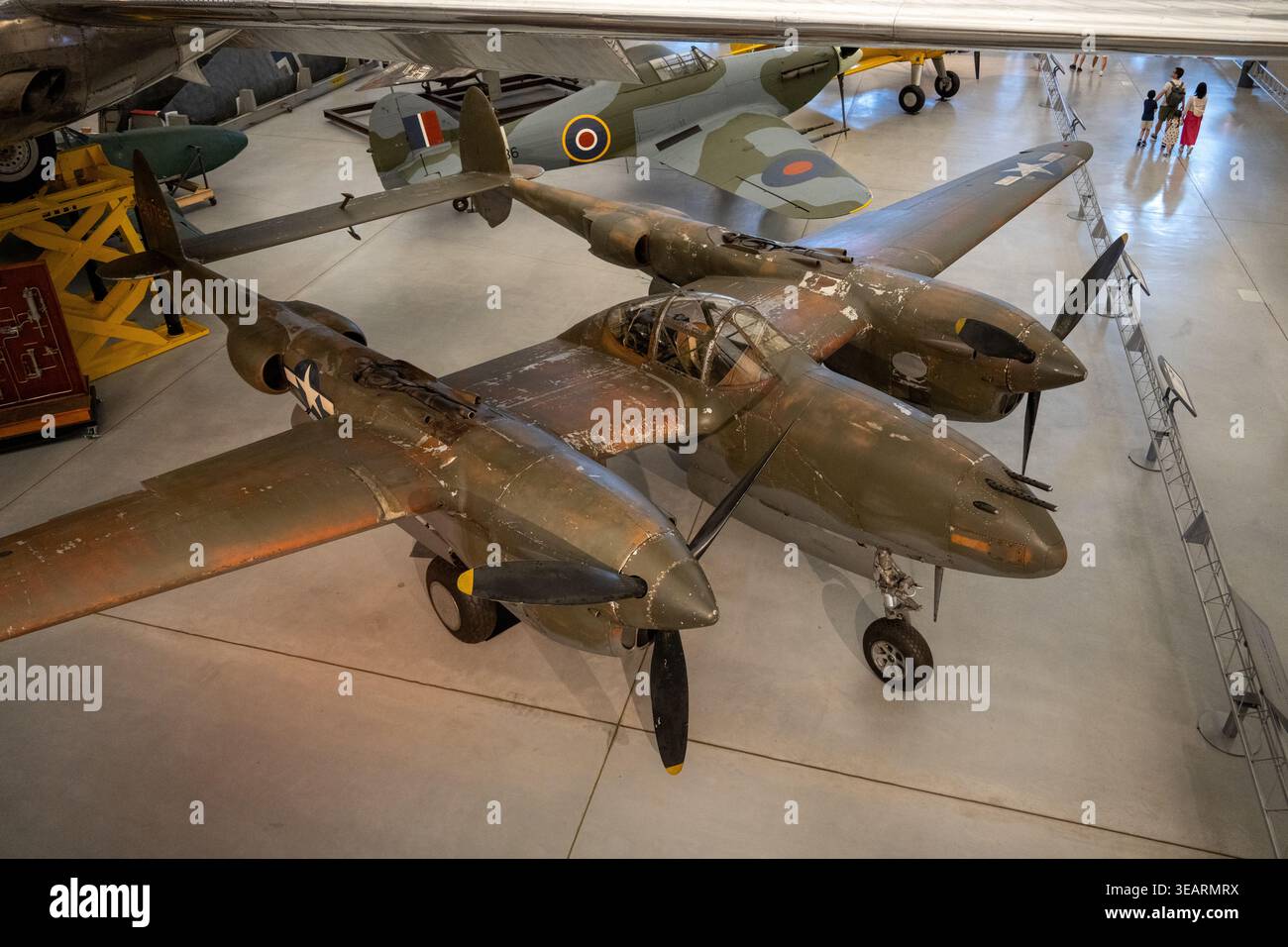 Chantilly, va - 06 juin 24 : avion de chasse à double boom Lockheed P-38 Lightning exposé sur le plancher du hangar au Steven F. Udvar-Hazy Center à Cha Banque D'Images