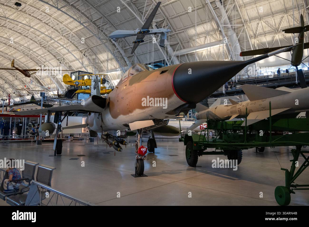 Chantilly, va - 06 juin 24 : vue latérale d'un hélicoptère Boeing Vertol CH-46 Sea Knight exposé à l'intérieur au Steven F. Udvar-Hazy Center de Chantilly Banque D'Images
