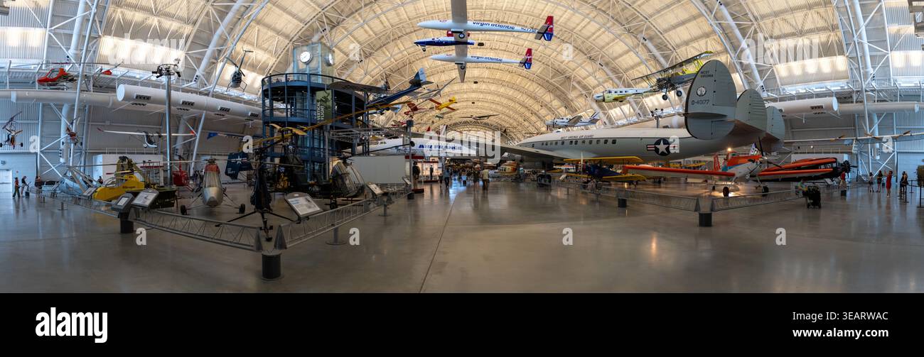 Chantilly, va - 06 juin 24 : vue panoramique à l'intérieur du Steven F. Udvar-Hazy Center avec des avions historiques exposés dans un grand hangar intérieur. Banque D'Images