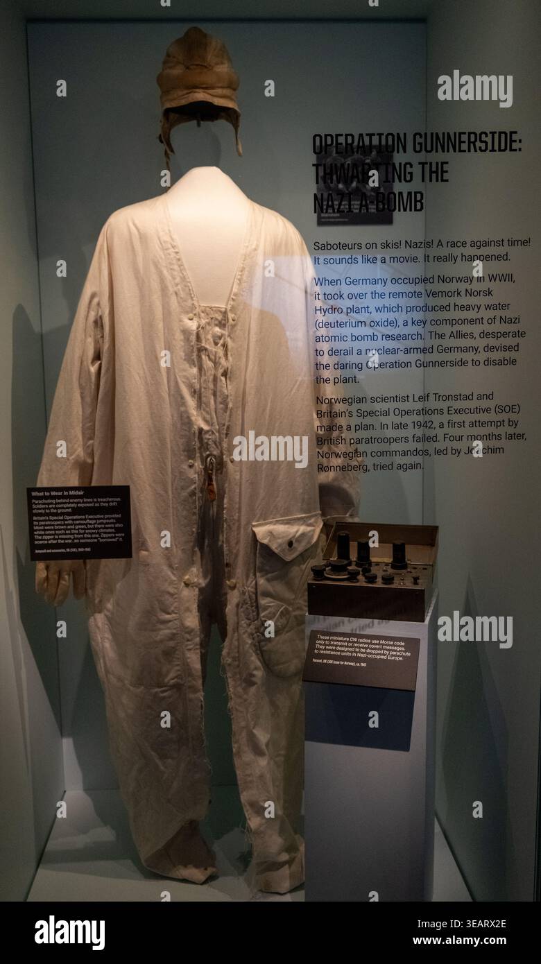 Washington DC, États-Unis - 14 juin 24 : exposition de l'opération Gunnerside de la seconde Guerre mondiale présentant des vêtements et de l'équipement radio à l'International Spy Museum de Washingto Banque D'Images