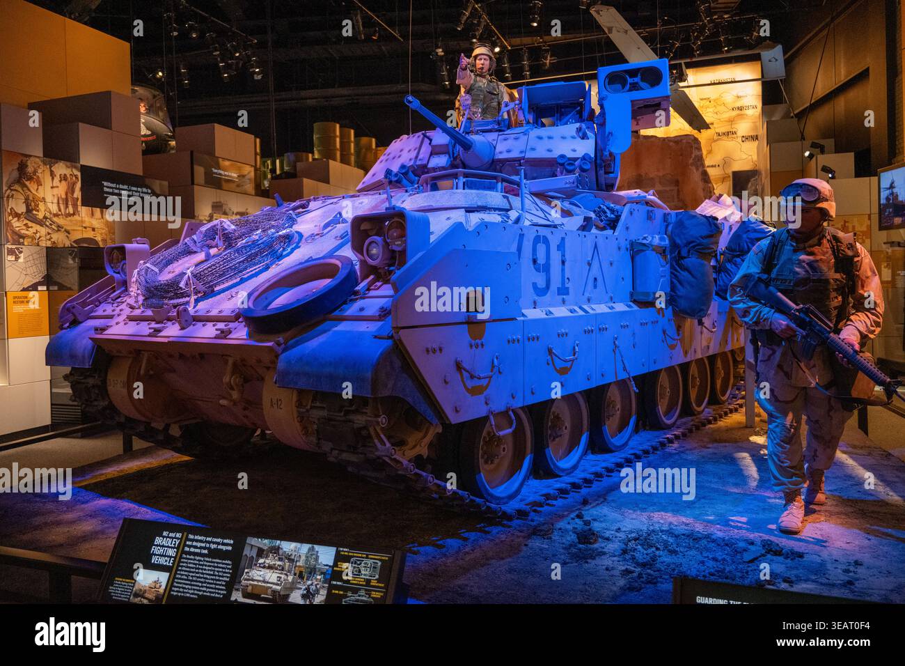 Velvior, va - 9 juin 24 : véhicule de combat M2 Bradley exposé avec mannequins de soldat et éclairage d'exposition au Musée national des États-Unis Banque D'Images