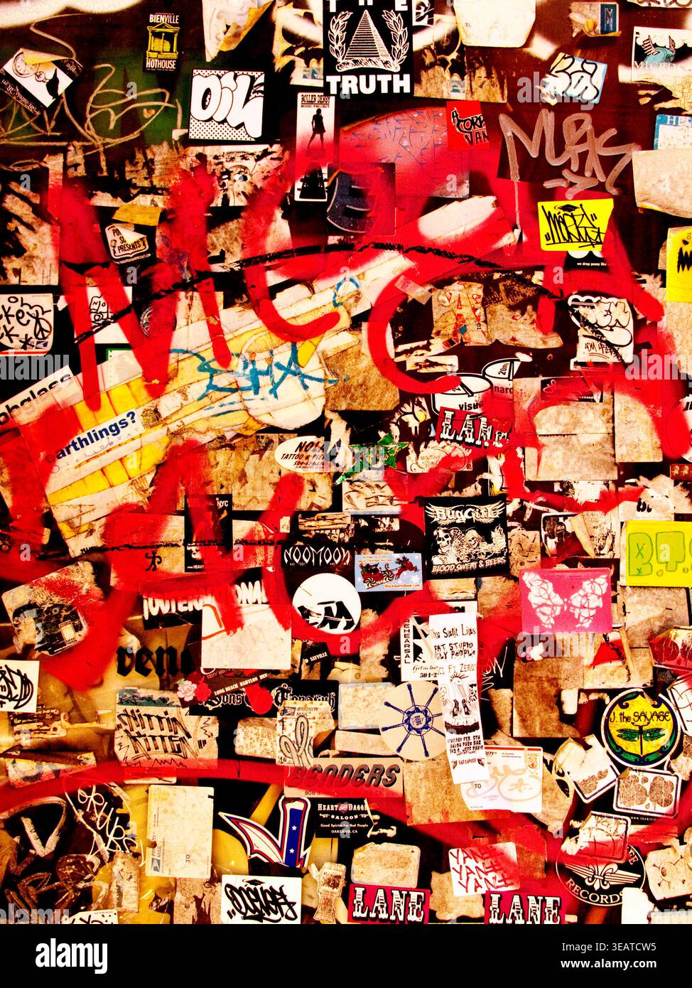 Messages culturels véhiculés dans un mur couvert de graffitis dans le quartier français de la Nouvelle-Orléans, LOUISIANE. Banque D'Images