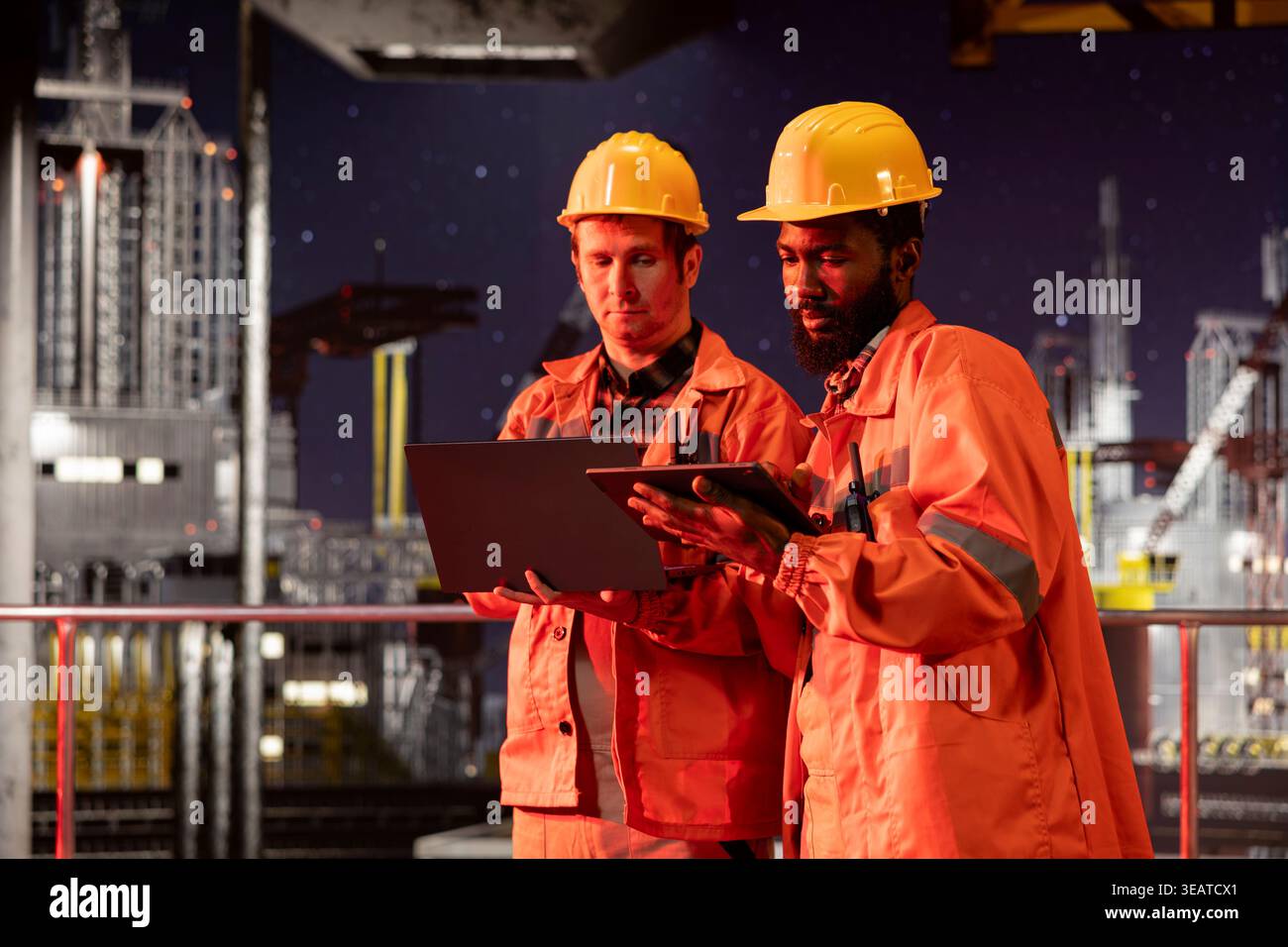 Équipe d'ingénieurs inspectant l'activité de la plate-forme de forage la nuit, assurant une extraction efficace du pétrole et du combustible naturel à partir de la plate-forme offshore. Travailler ensemble sur la production de pétrole pour l'industrie. Banque D'Images