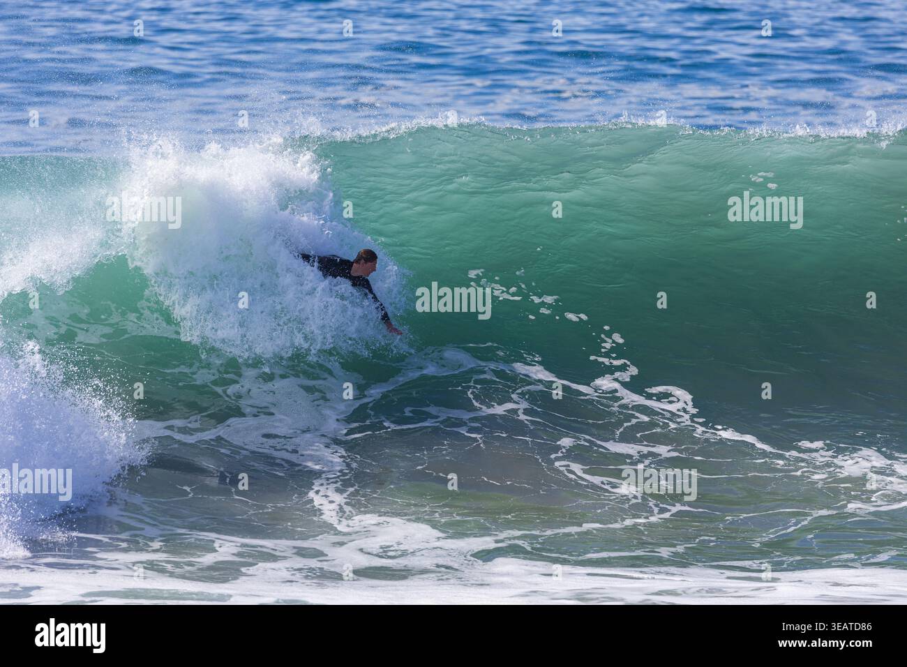 Bodysurfer chevauchant une vague à The Wedge , Newport Beach, Californie ; États-Unis Banque D'Images