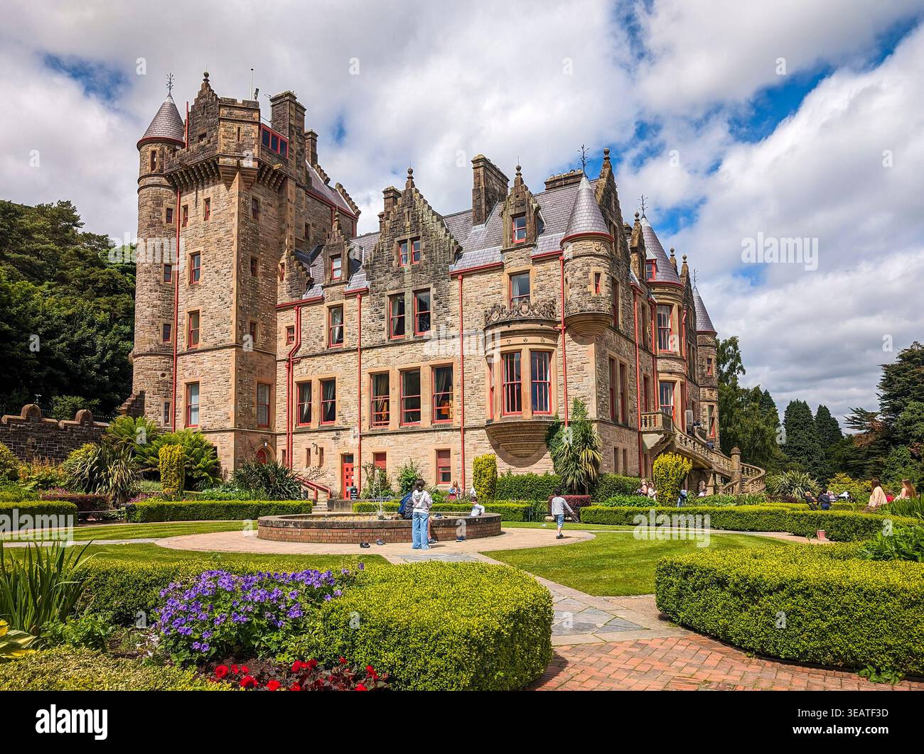 Belfast, Royaume-Uni, 22 juin 2024. Vue des enfants jouant sur les pelouses verdoyantes du château de Belfast par une journée ensoleillée et lumineuse. Banque D'Images