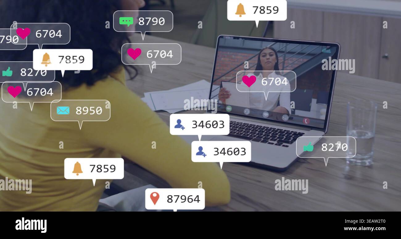 Regarder la femme jaune-top participant à l'appel en ligne à la table de bureau, ordinateur portable docs icônes en verre Banque D'Images