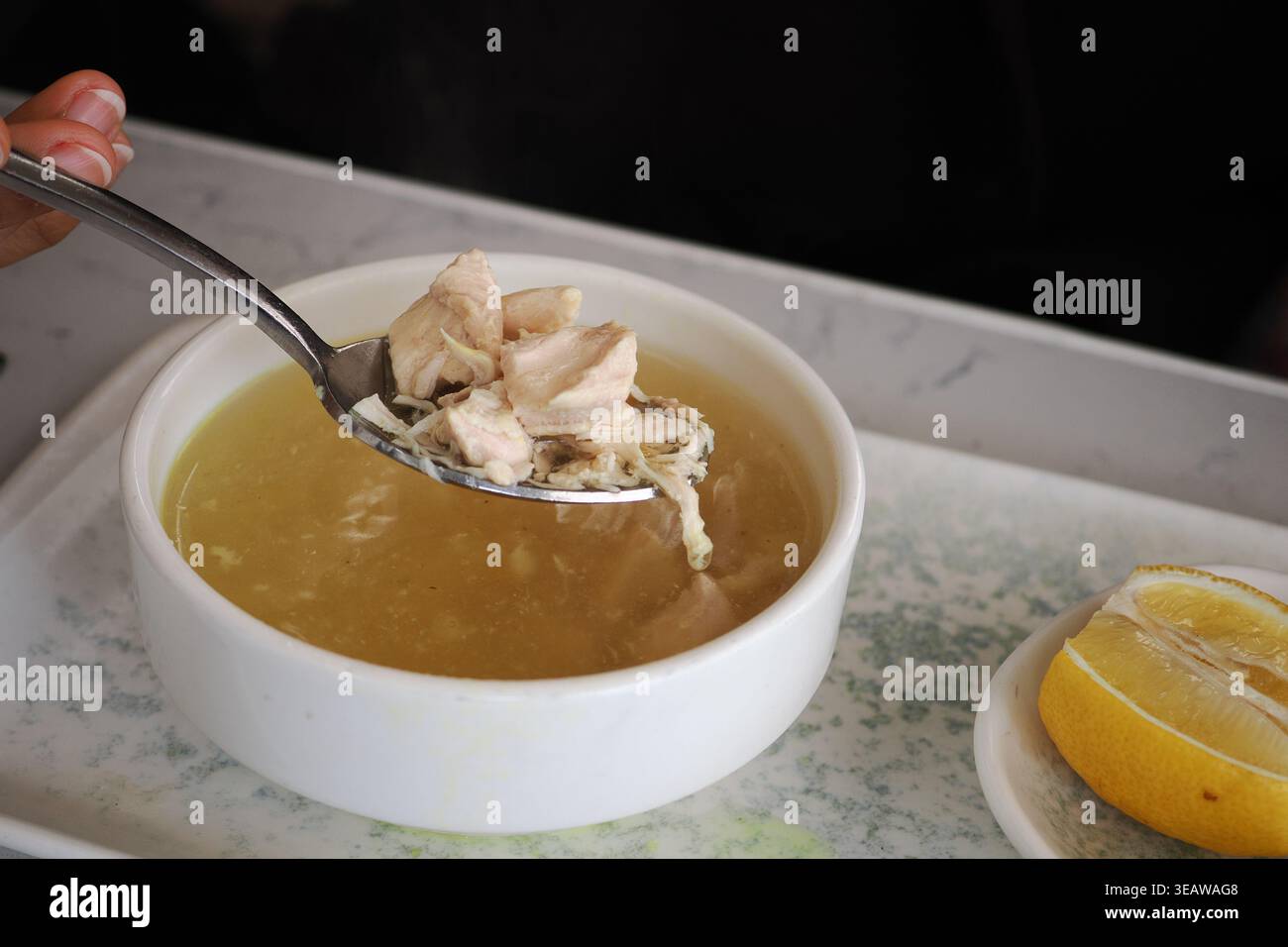 Manger de la soupe chaude avec du poulet dans un bol Banque D'Images