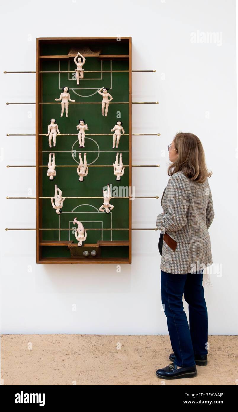Une femme regarde Las Ellas (les femmes) exposition d'art liée au football (soccer) par (Newton) Rosa Guurrola Banque D'Images
