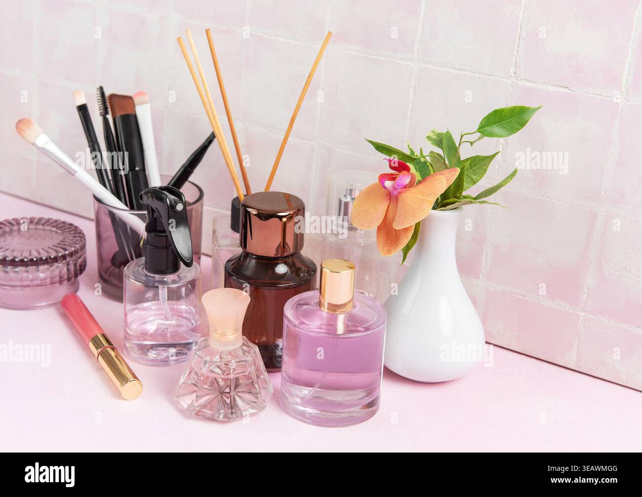 Articles cosmétiques, soins de la peau et parfums créant un concept de beauté féminine Banque D'Images