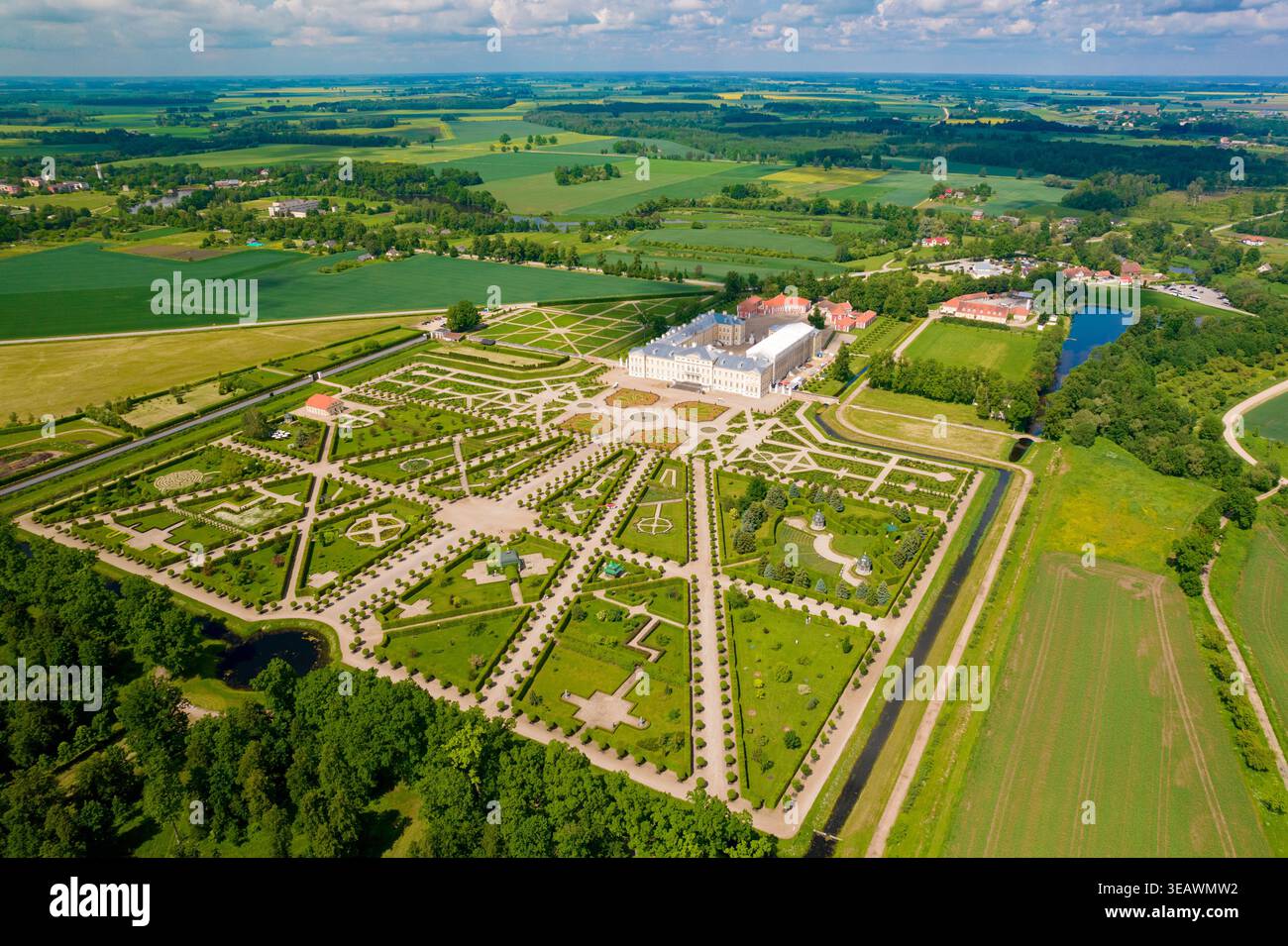 Vue aérienne large du palais de Rundale en Lettonie avec son jardin formel de style français et le paysage agricole environnant, montrant des motifs géométriques, R Banque D'Images