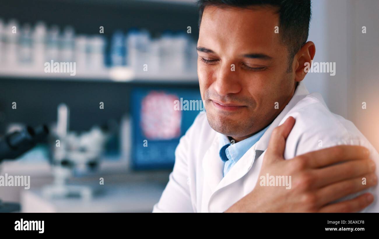 Homme, scientifique et douleur à l'épaule avec blessure au laboratoire pour la carrière de recherche médicale, le stress ou la tension musculaire. Personne, articulation douloureuse et fibromyalgie avec Banque D'Images