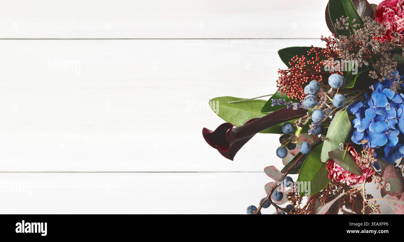 Collection d'éléments floraux dans un design créatif arrangé pour l'affichage sur une surface plane Banque D'Images