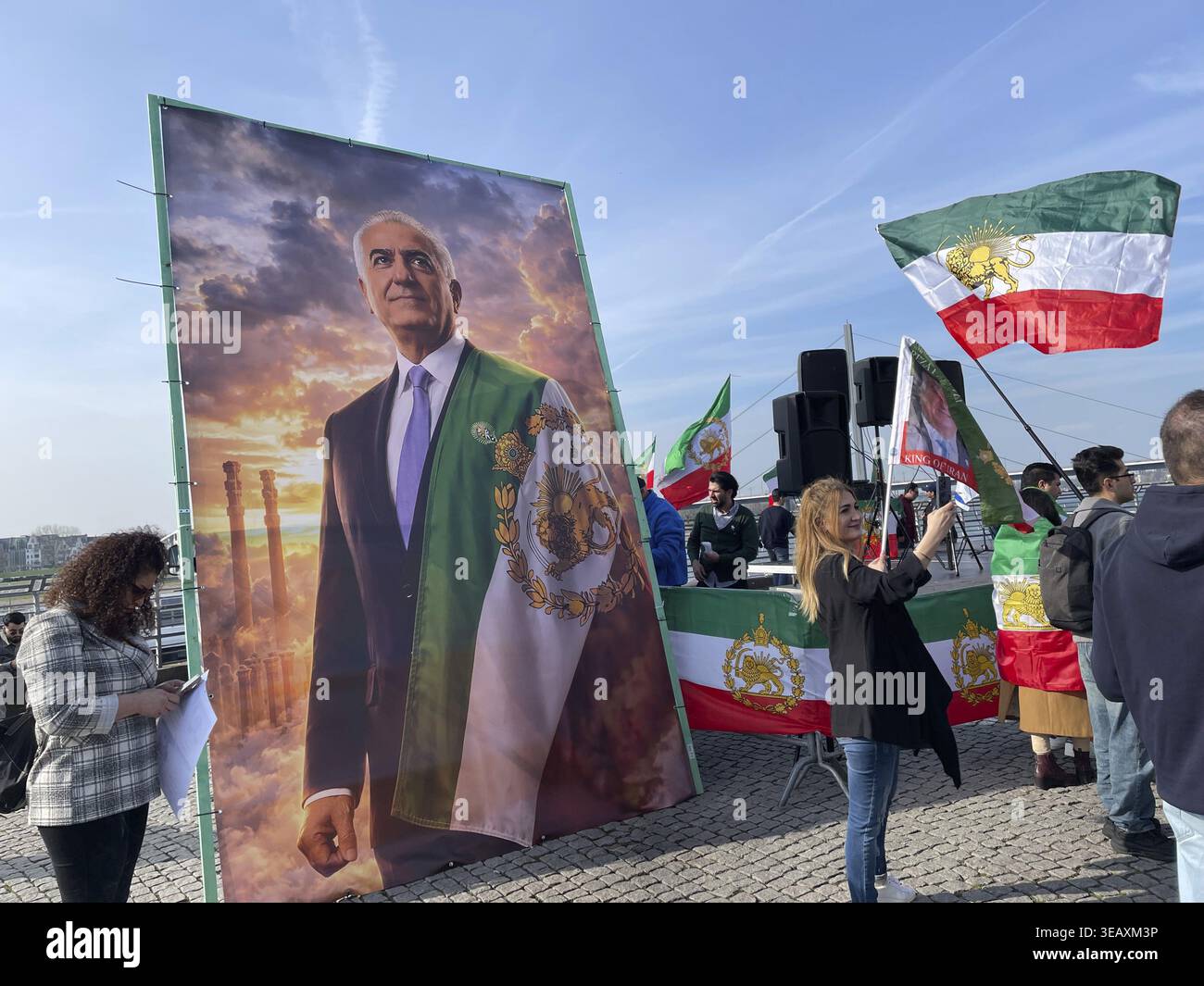 Manifestation avec une grande photo du fils de Shah Reza Pahlavi comme chef intérimaire après la fin de la guerre d'Iran, le 20.3.2026 sur Burgplatz Duesseldorf, Nort Banque D'Images