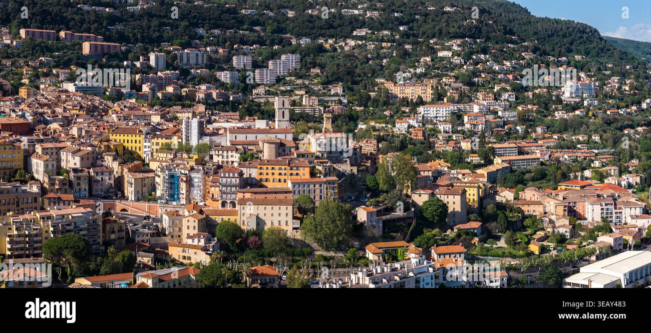 Panorama aérien de Grasse, France avec clocher et terrasses Banque D'Images