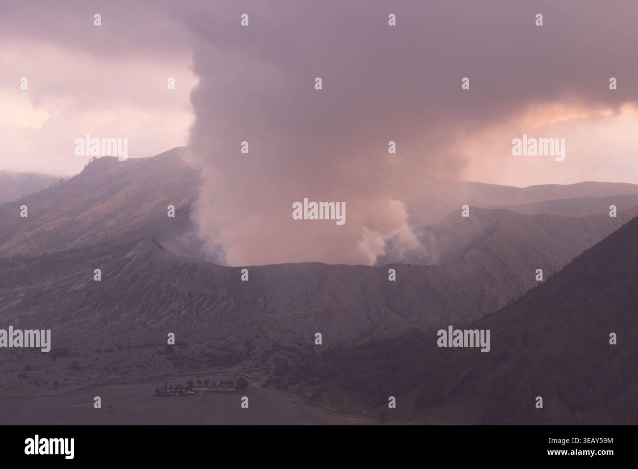 Volcan Mont bromo au coucher du soleil avec fumée, Indonésie Banque D'Images