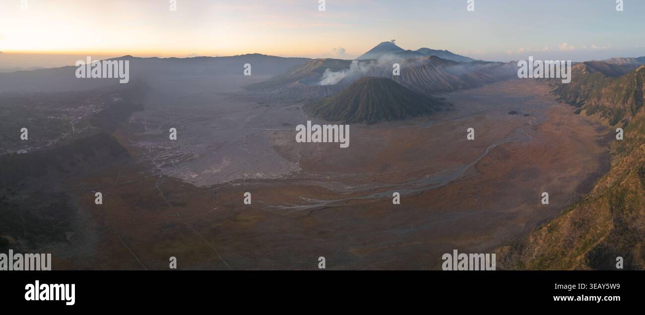 Vue panoramique du Mont bromo au lever du soleil, Indonésie Banque D'Images