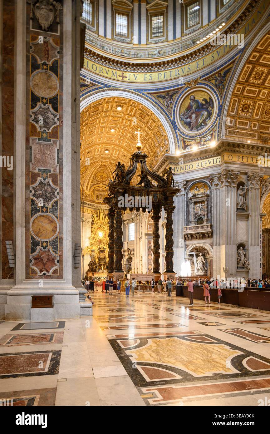 Rome. Italie. Vue intérieure de la Basilica di San Pietro (basilique de Pierre) montrant le baldacchino du XVIIe siècle, conçu par le Bernin, et un riche décor en marbre Banque D'Images