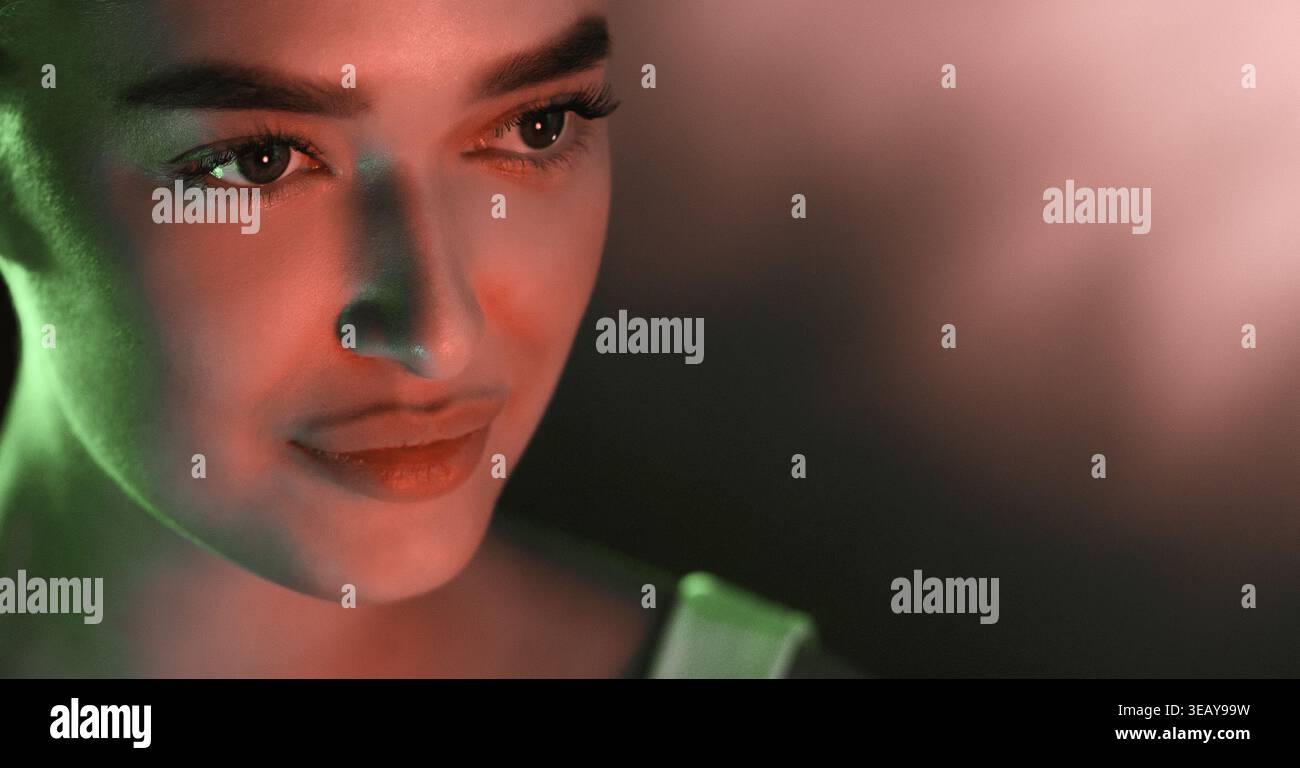Portrait captivant d'une jeune femme avec éclairage dramatique dans un cadre artistique la nuit Banque D'Images