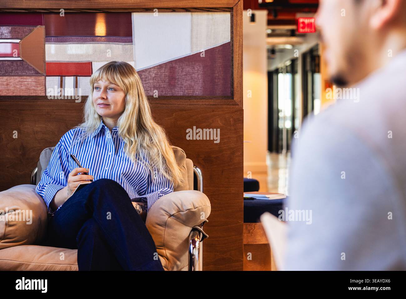 Femme caucasienne souriante pendant Creative Business Meeting Banque D'Images