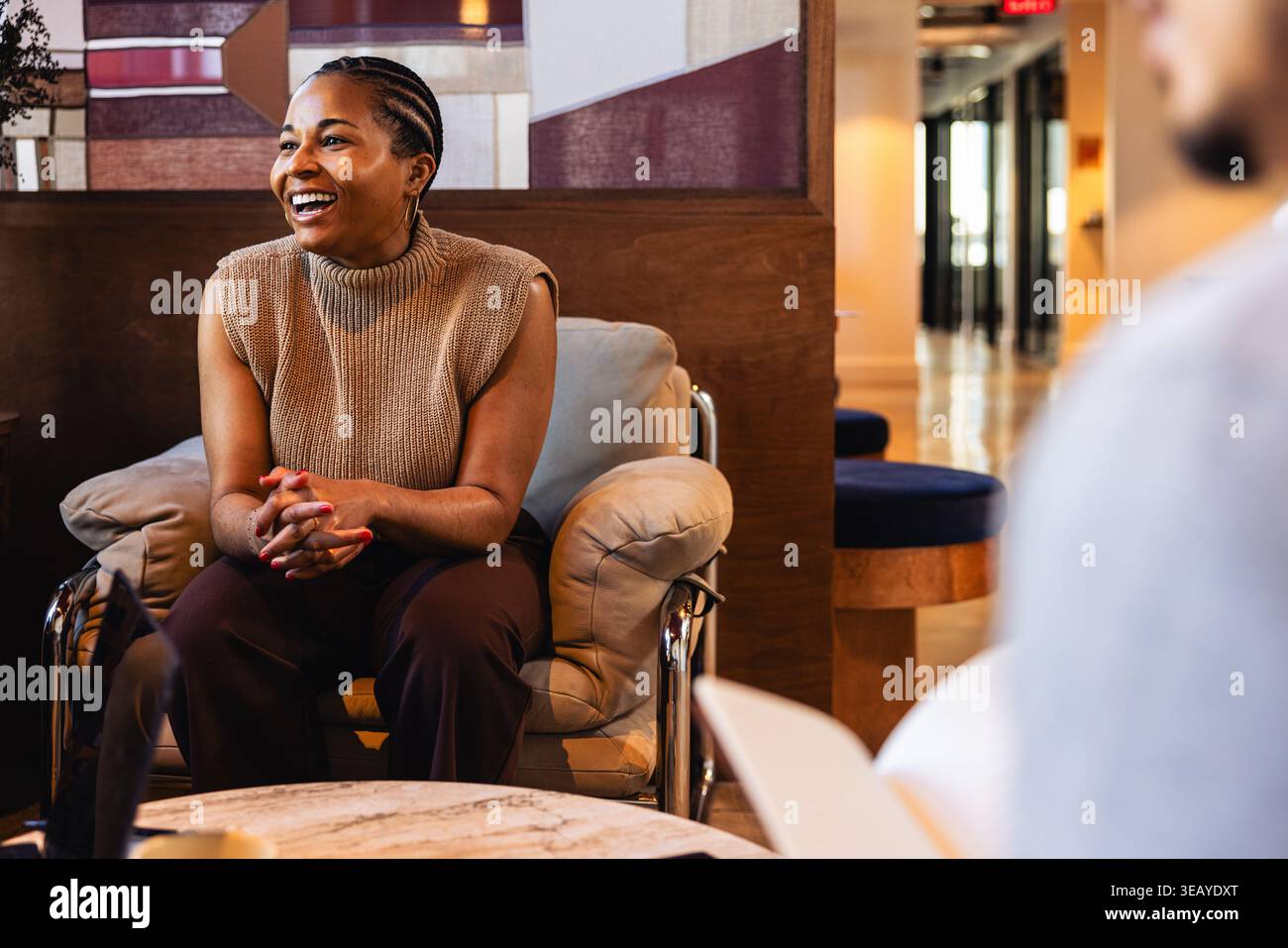 Smiling Black professionnel créatif dans une réunion Banque D'Images