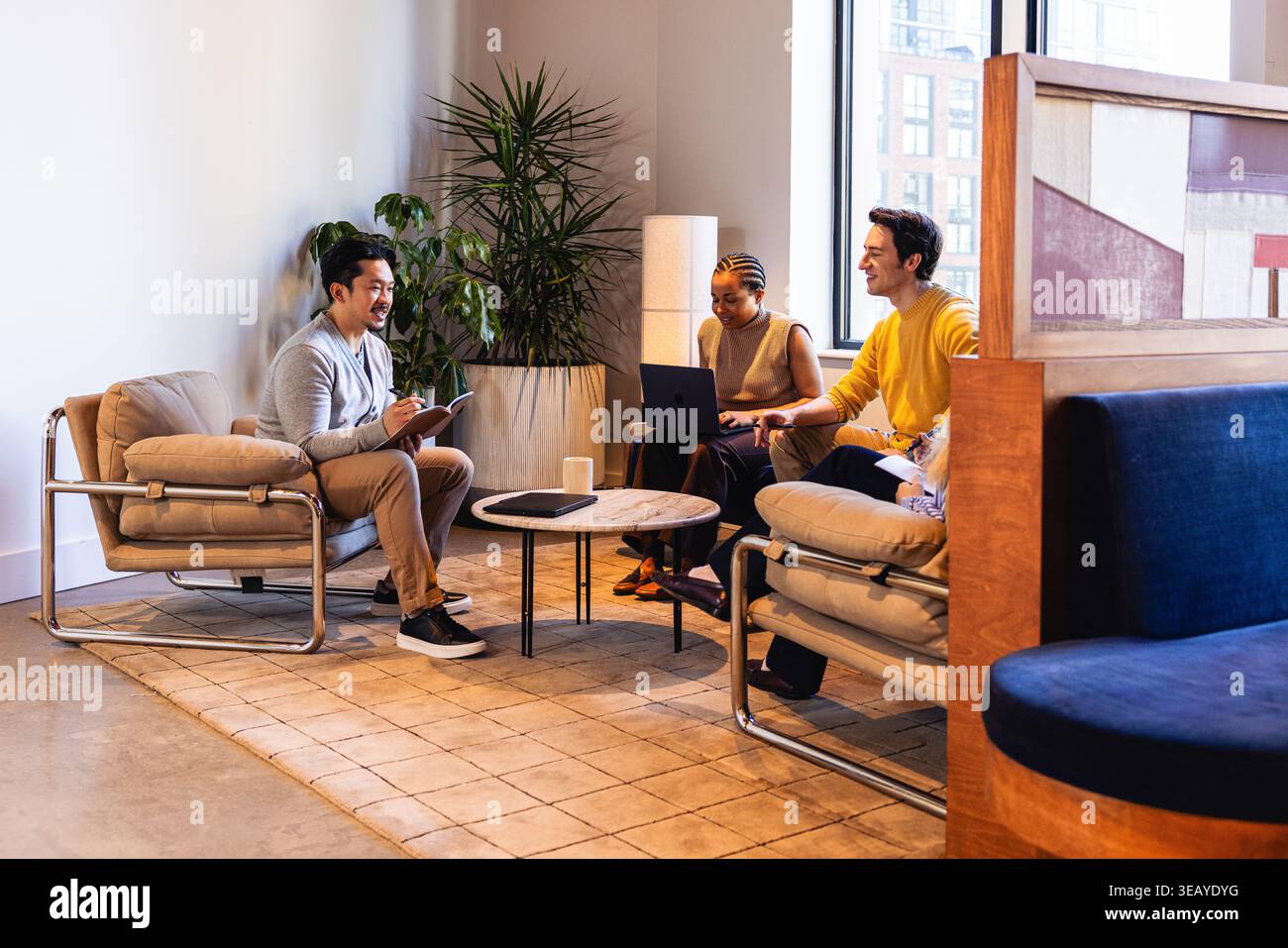 Groupe de collègues de bureau collaborant dans un environnement moderne Banque D'Images