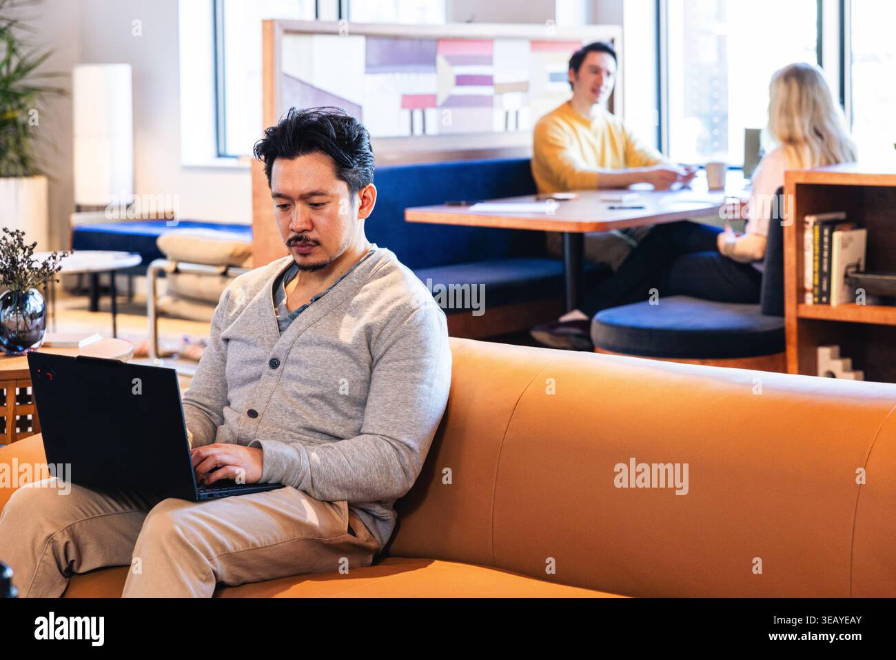 Homme d'affaires asiatique travaillant sur ordinateur portable dans l'espace de coworking Banque D'Images