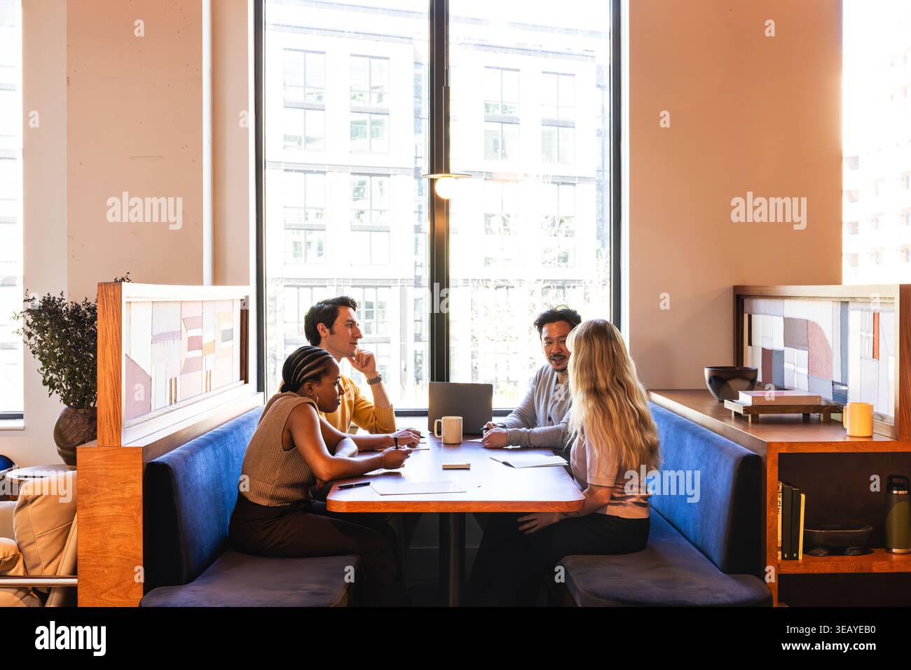 Groupe de quatre jeunes adultes dans l'environnement d'équipe de bureau Banque D'Images