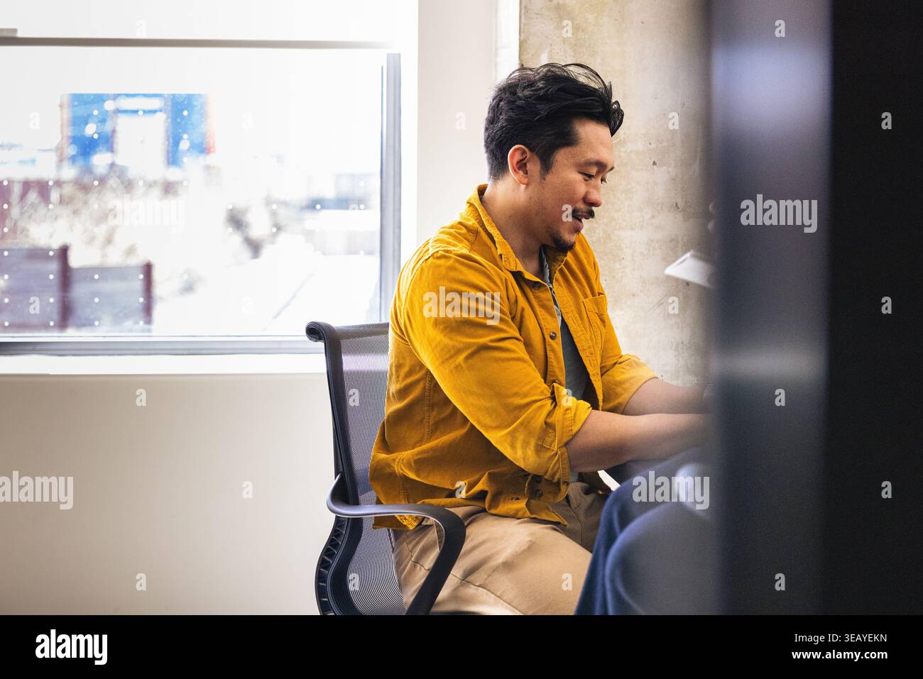 Jeune homme professionnel asiatique travaillant à un bureau dans le bureau Banque D'Images