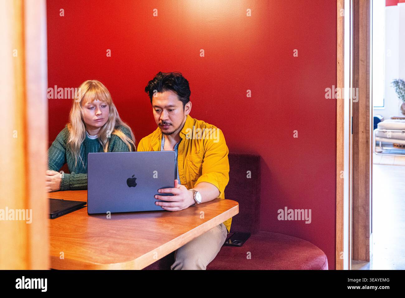 Deux collègues regardant un ordinateur portable ensemble au bureau Banque D'Images