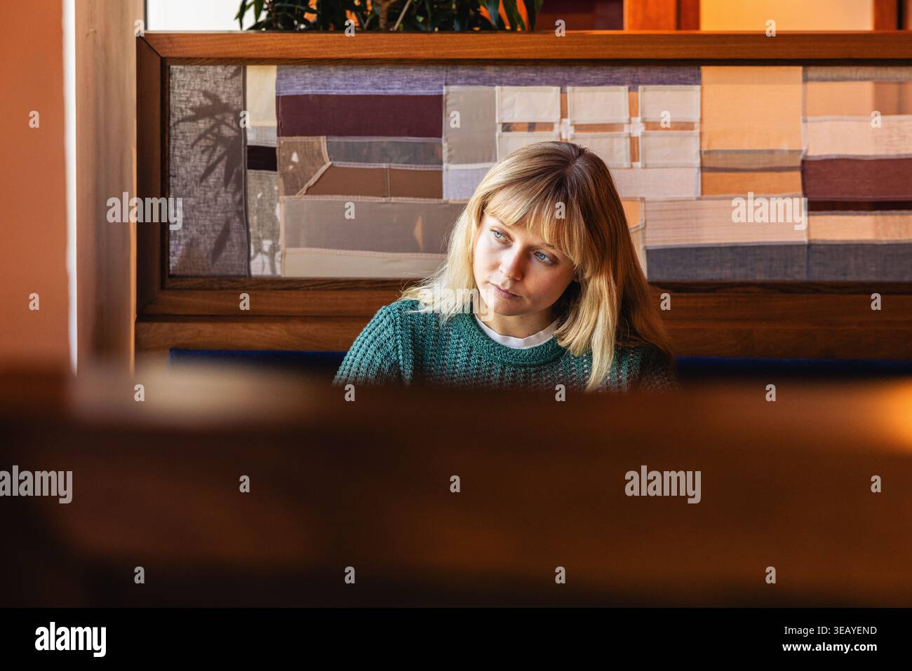 Jeune femme caucasienne travaillant dans un bureau Banque D'Images