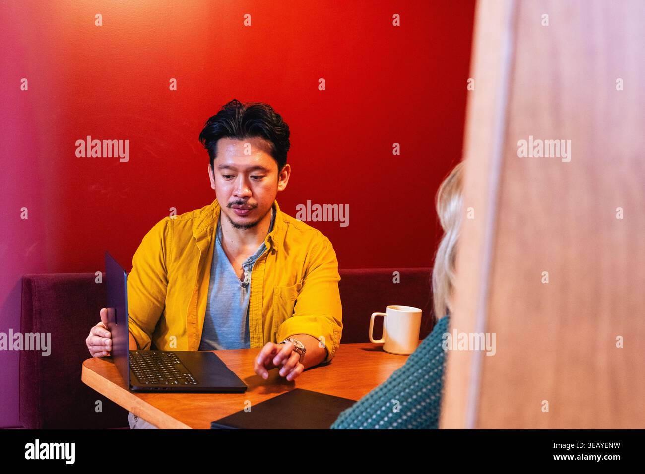 Homme d'affaires asiatique partageant sur un ordinateur portable Banque D'Images