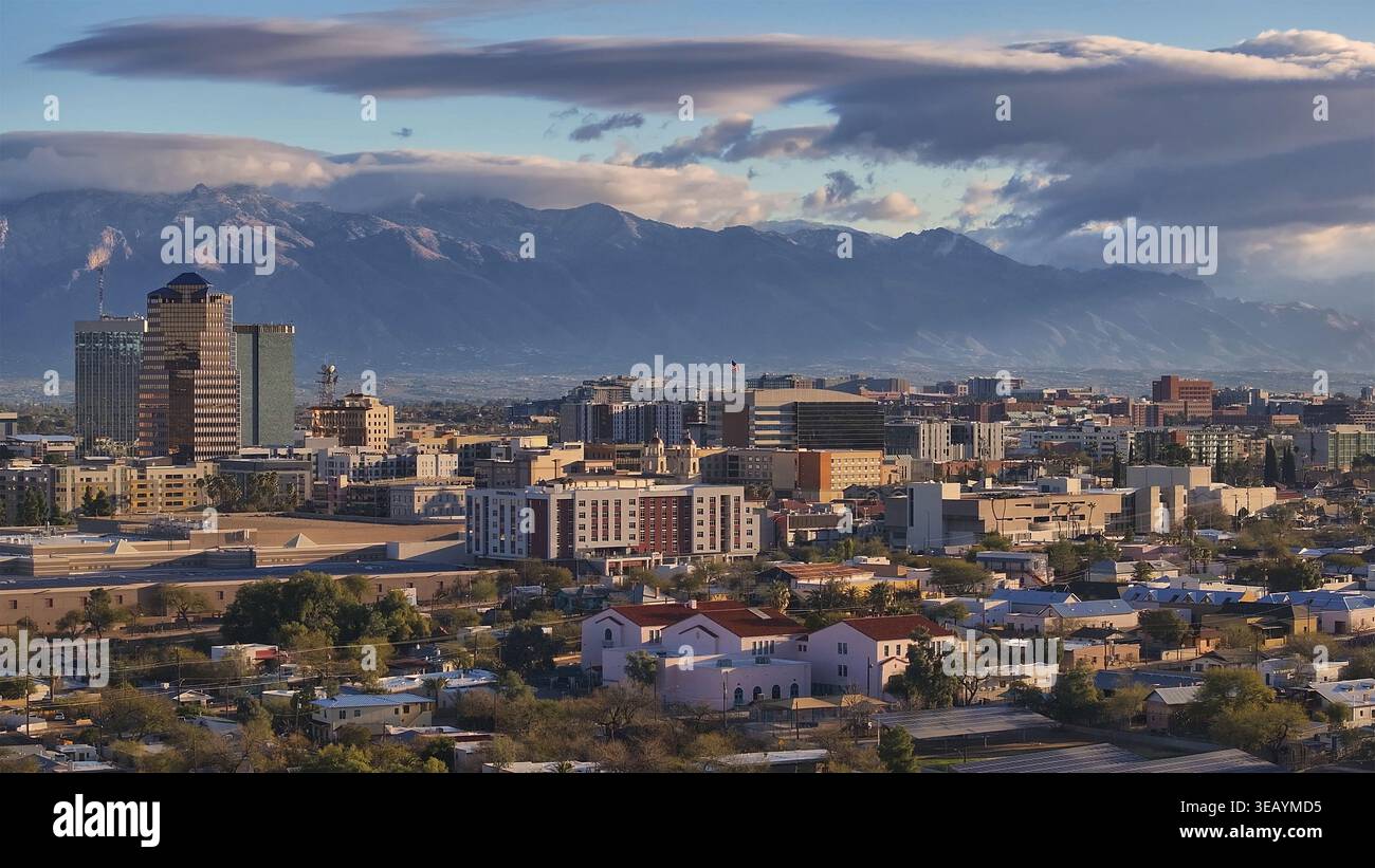 Vue aérienne de l'horizon de la ville s'élevant vers les montagnes escarpées de Santa Catalina sous un vaste ciel, une symphonie d'architecture urbaine et naturelle gr Banque D'Images