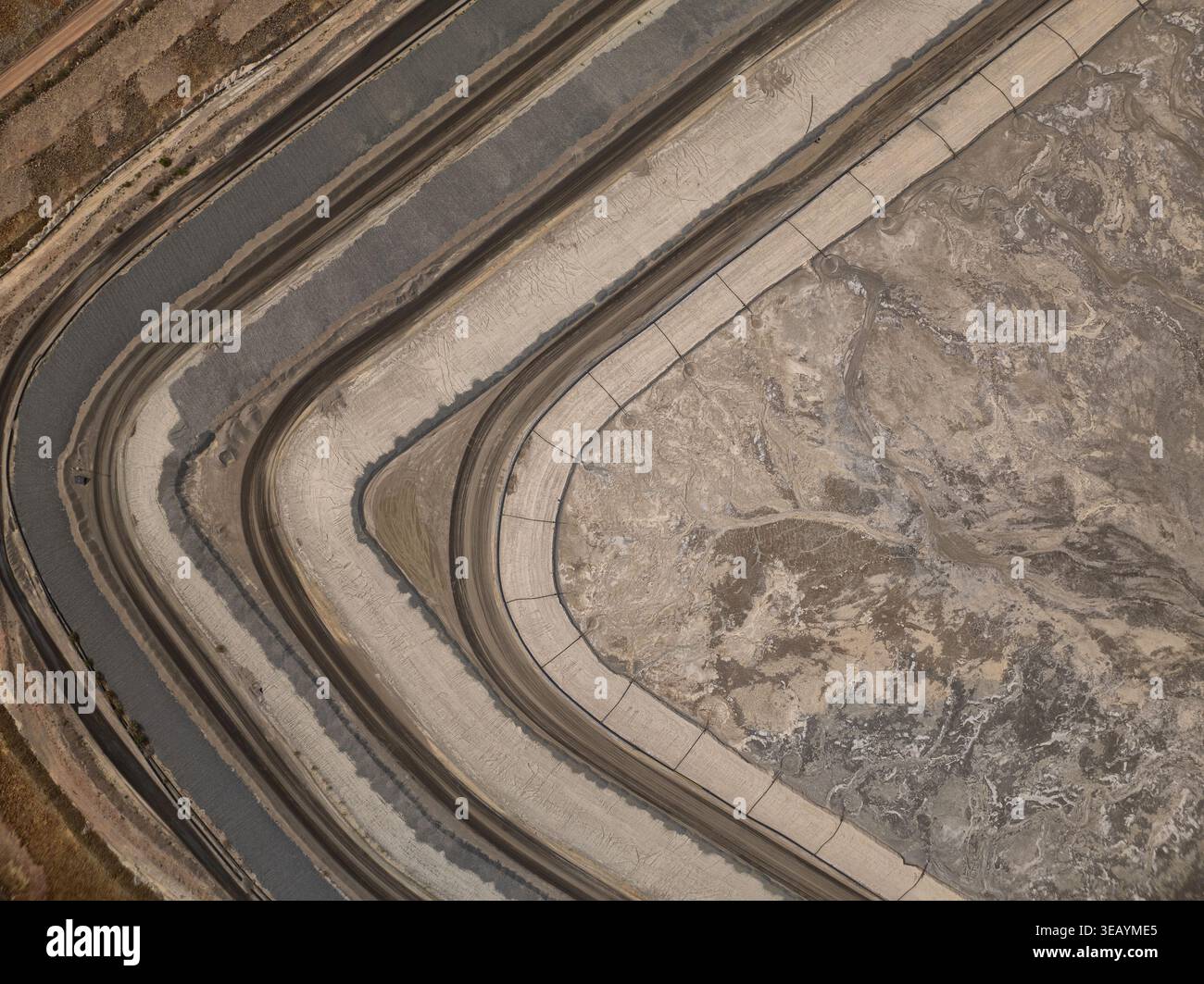 Vue aérienne du projet de récupération de l'eau courbe et étagée, contrastant avec le paysage désertique aride, Tucson, Arizona, États-Unis. Banque D'Images