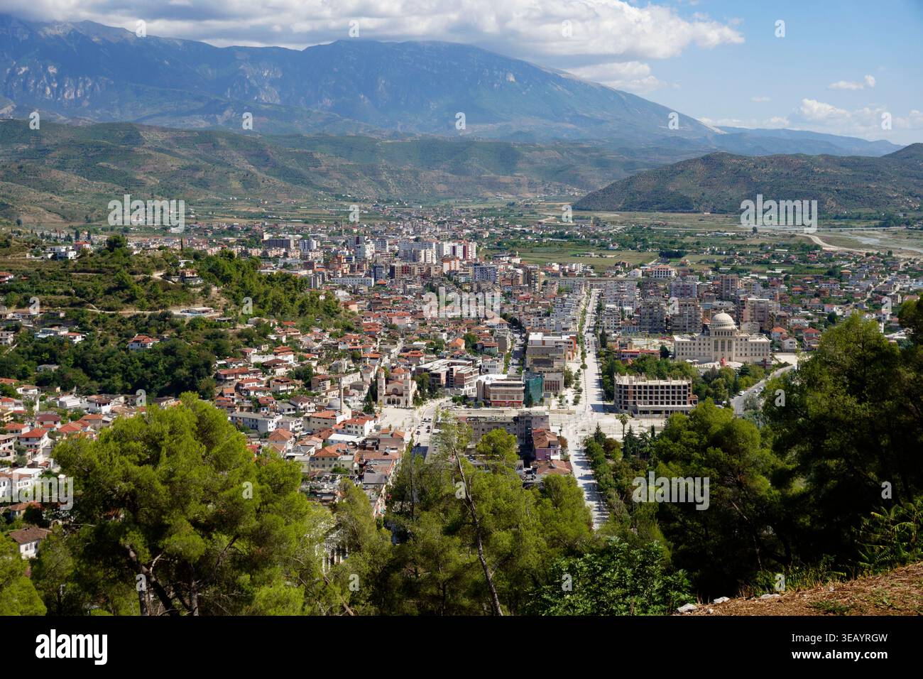 Vue panoramique en angle élevé de la ville de Berat en Albanie avec le mont Tomorr en arrière-plan sous un ciel bleu avec des nuages blancs Banque D'Images