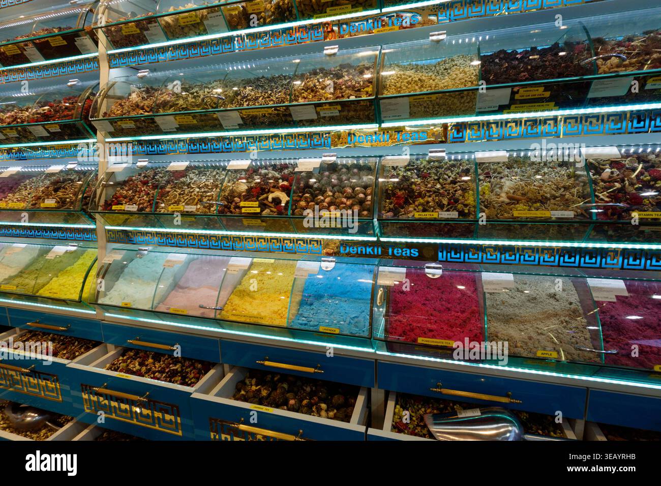 Affichage coloré de divers thés en feuilles libres infusions à base de plantes et boissons en poudre dans Denkli Tea Spice Turkish Store à Ohrid, Macédoine du Nord Banque D'Images