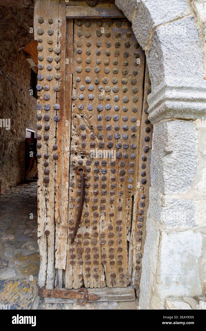 Détail d'une ancienne porte en bois altérée renforcée de poteaux de fer dans le monastère de Saint Naum en Macédoine du Nord Banque D'Images