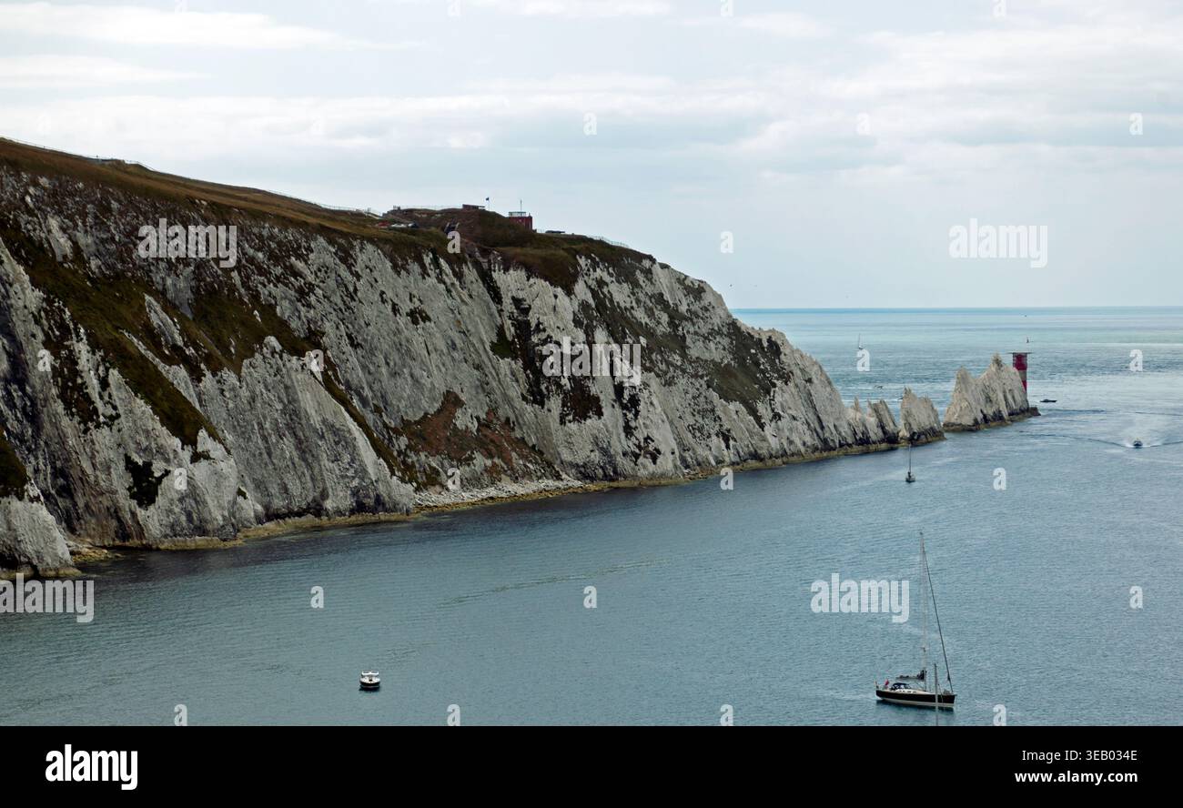Une vue des aiguilles depuis les falaises de la baie d'Alum, Banque D'Images