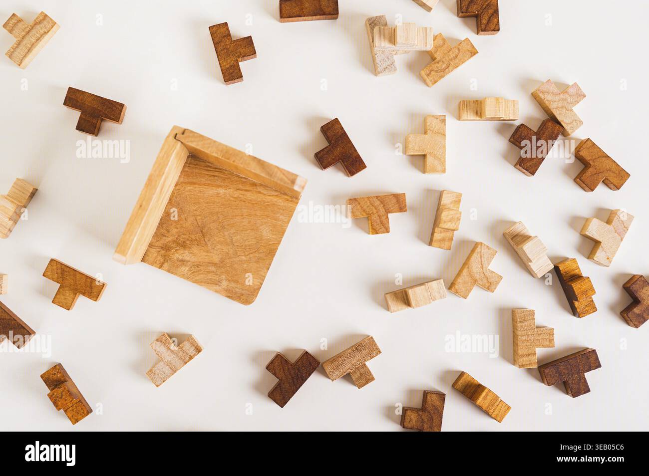 Puzzles en bois et boîte de collecte vide sur fond clair vue de dessus Banque D'Images