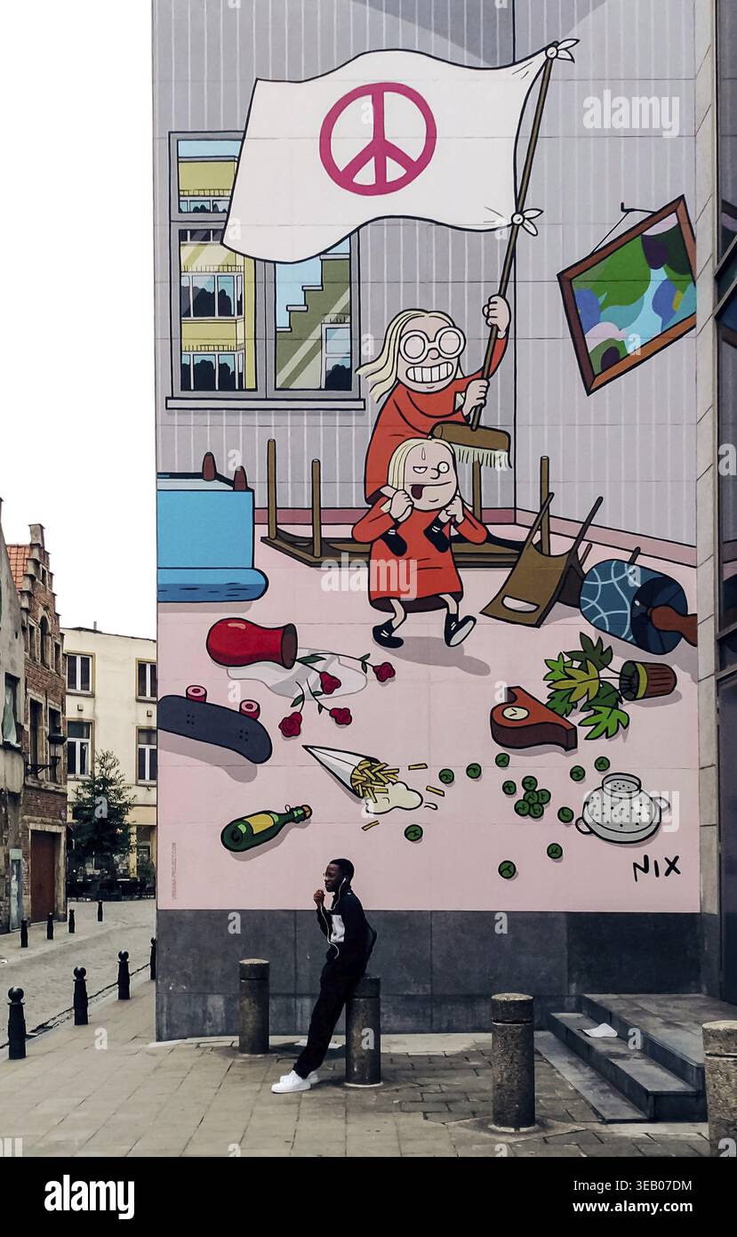 Bruxelles, Belgique - 29 août 2018 - murale colorée avec symbole de paix et personnages de dessins animés dans un cadre urbain de rue Banque D'Images