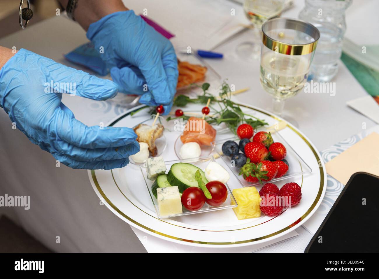 Un plateau magnifiquement agencé présente une variété de hors-d'œuvre gastronomique. fruits frais, fromage et légumes offrent une sélection colorée et tentante Banque D'Images