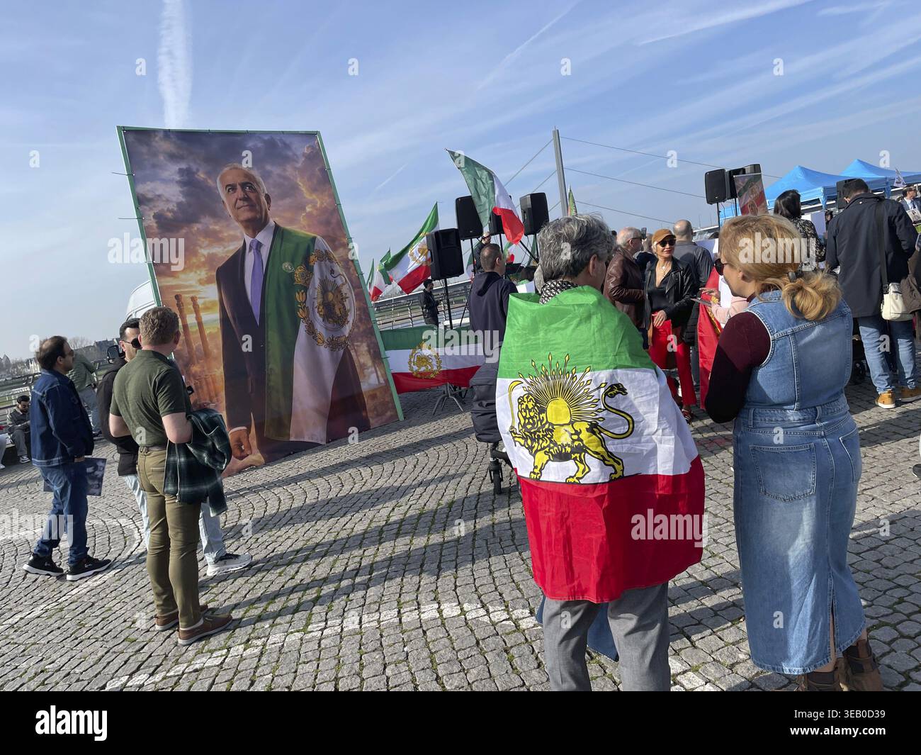 Manifestation avec une grande photo du fils de Shah Reza Pahlavi comme chef intérimaire après la fin de la guerre d'Iran, le 20.3.2026 sur Burgplatz Duesseldorf, Nort Banque D'Images