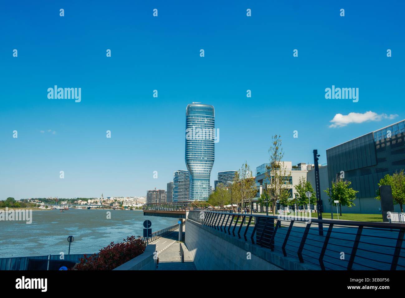 Vue sur le front de mer de Belgrade avec le gratte-ciel de Kula Belgrade et la promenade de la Save sous un ciel bleu clair à Belgrade, ville de Belgra Banque D'Images