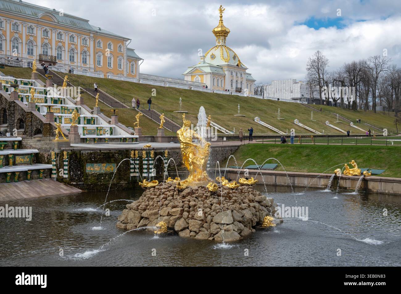 PETRODVORETS, RUSSIE - 18 AVRIL 2026 : Fontaine Samson au début de la matinée d'avril dans le parc Peterhof Banque D'Images