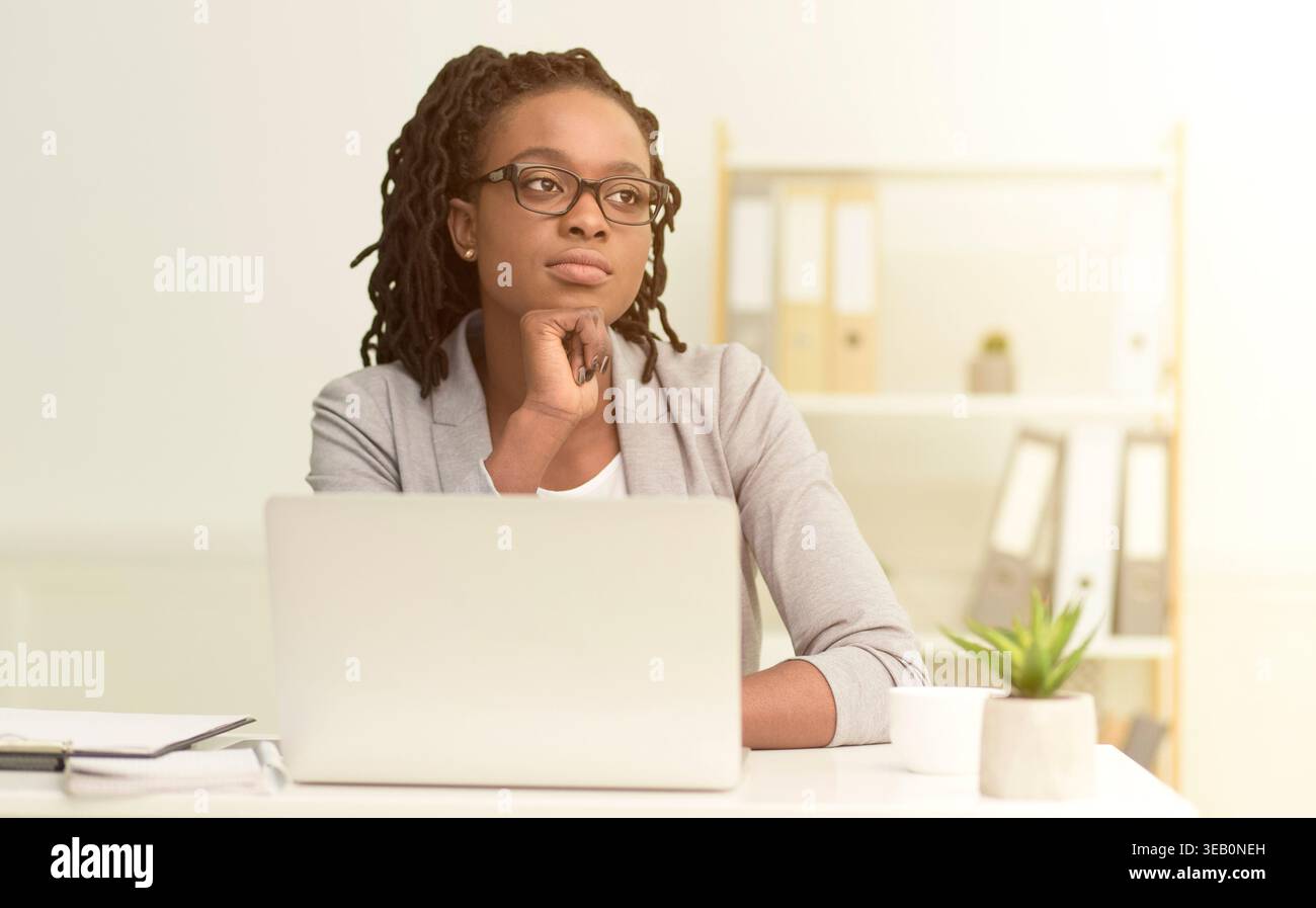 Recueil de diverses pensées présentées dans un cadre de bureau moderne pendant les heures de jour Banque D'Images