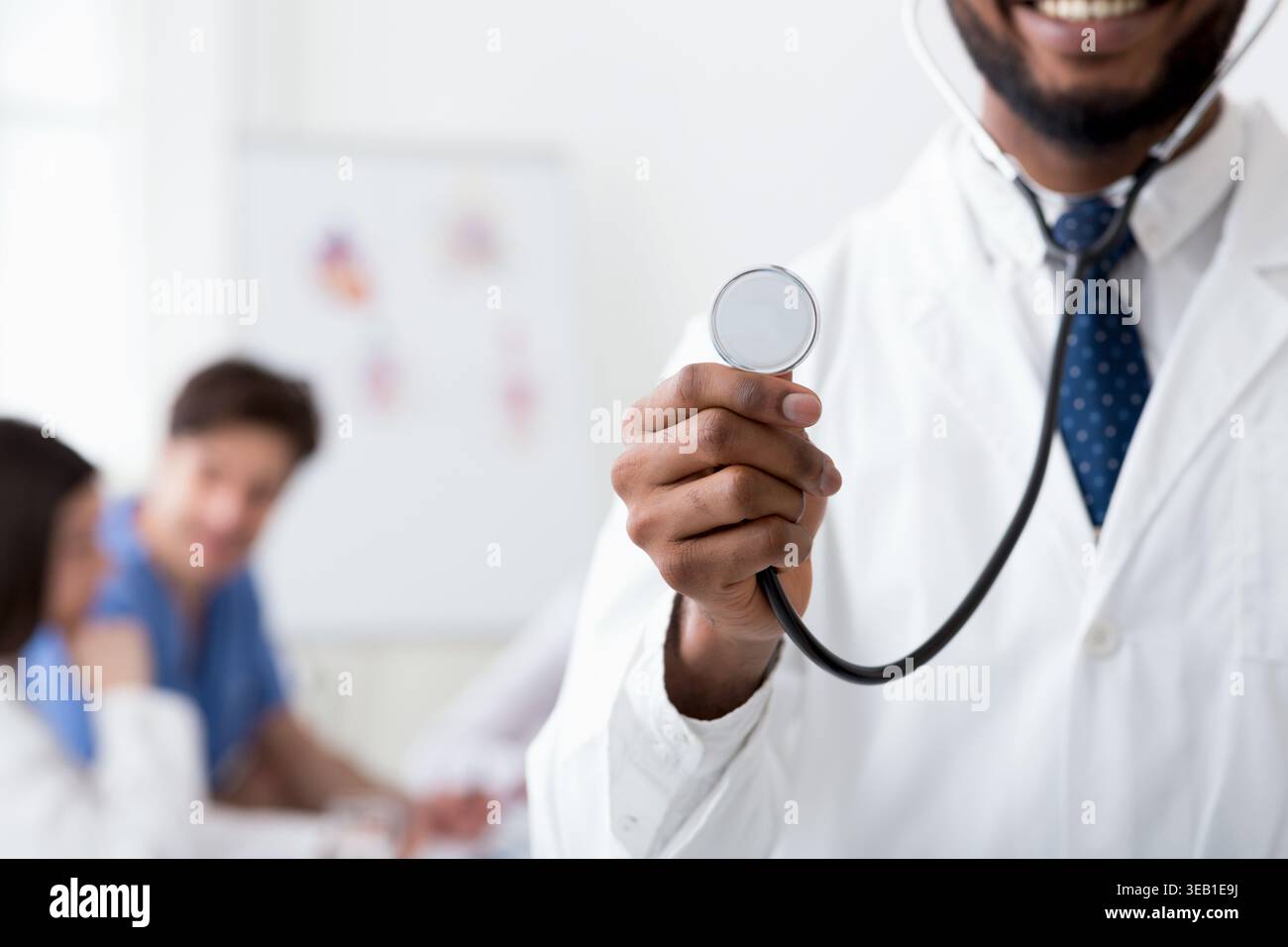 Doctor with stethoscope, le personnel médical travaillant sur l'arrière-plan Banque D'Images
